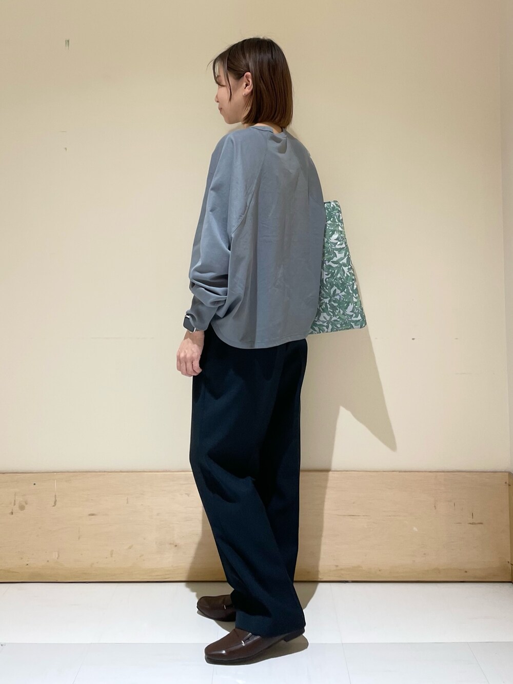 ブルー系のその他パンツ、ブラウン系のローファー、グレー系のTシャツ/カットソーを着用したレディースの秋コーディネートの3枚目の写真