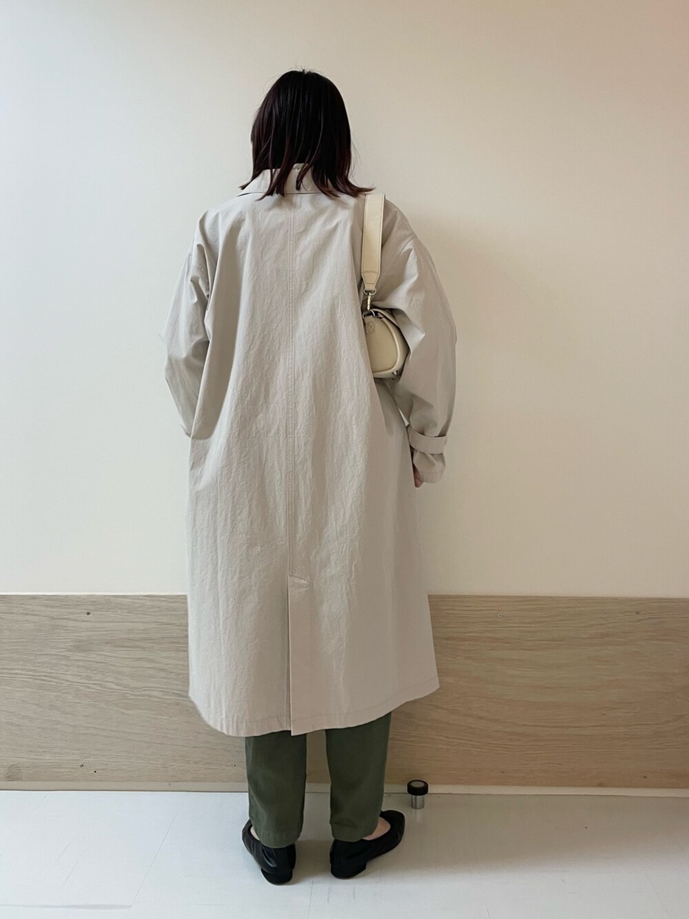 「URBAN RESEARCH DOORS、URBAN RESEARCH DOORS WOMENS、アーバンリサーチドアーズ、春アウター、ロングコート、大人カジュアル、春コーデ、春のおしゃ見えテクニック、デートコーデ、春服みてみて、レイヤードスタイル、お出かけコーデ、シンプルコーデ、低身長、骨格ストレート」｜「URBAN RESEARCH DOORSの2ストラップショルダーバッグ（ショルダーバッグ、ホワイト系）」を使った、ホンダ マユさん（レディース・152cm）の春コーディネートの7枚目の写真