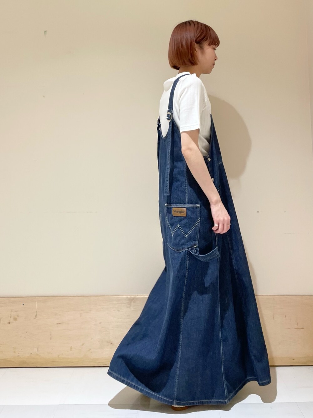 ホワイト系のハンドバッグ、ホワイト系のTシャツ/カットソー、ブルー系のワンピースを着用したレディースの春コーディネートの5枚目の写真