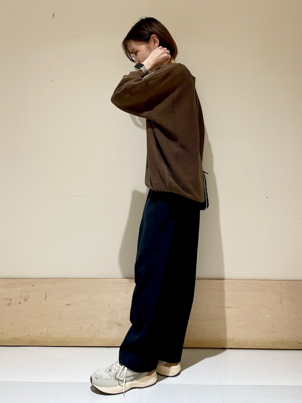 グレー系のスニーカー、ブルー系のその他パンツ、ブラウン系のニット/セーターを着用したレディースの夏コーディネートの5枚目の写真