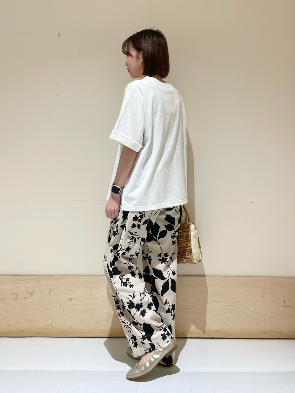 ベージュ系のその他パンツ、ホワイト系のTシャツ/カットソー、ベージュ系のハンドバッグを着用したレディースの夏コーディネートの4枚目の写真