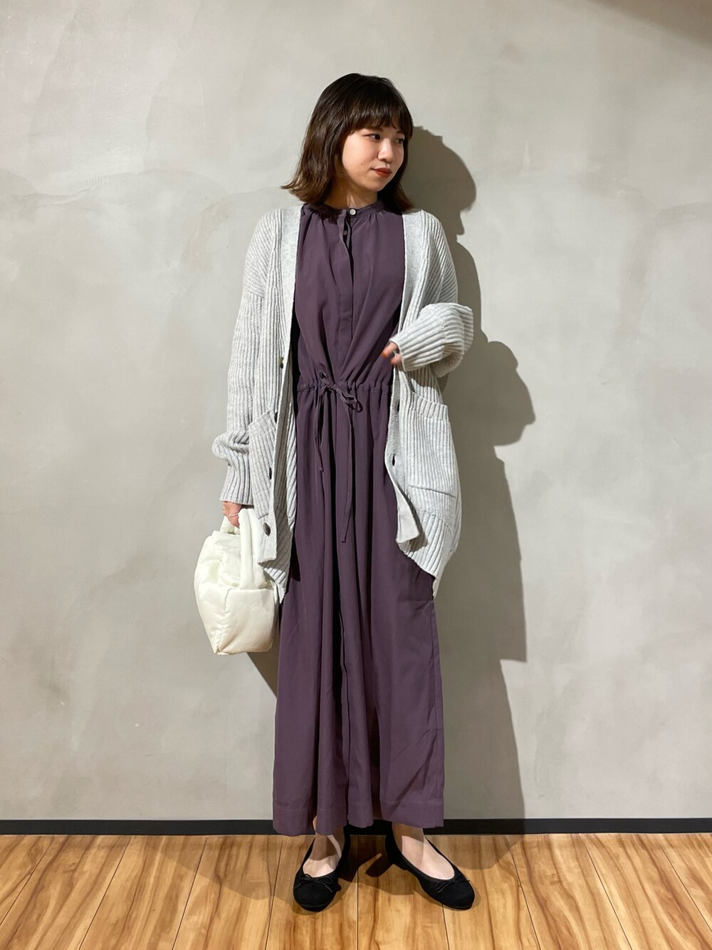 ブラック系のバレエシューズ、パープル系のワンピース、ホワイト系のカーディガン/ボレロを着用したレディースの秋コーディネートの4枚目の写真