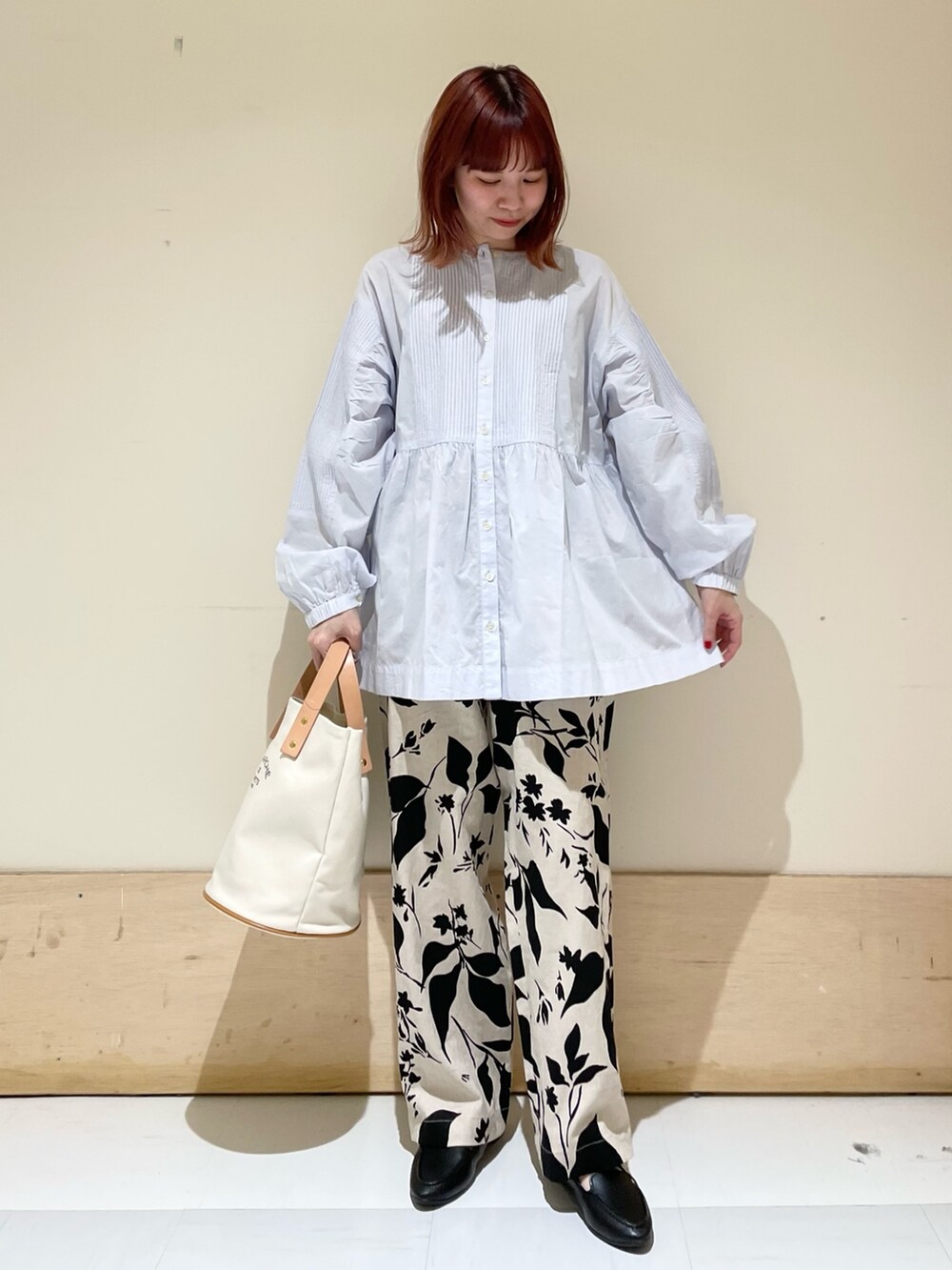 「URBAN RESEARCH DOORS、URBAN RESEARCH DOORS WOMENS、アーバンリサーチドアーズ、かぐれ、ピンタック、ピンタックシャツ、シャツスタイル、花柄、休日スタイル、ビッグシルエット、シンプルコーデ、淡色コーデ、大人カジュアル、楽チンコーデ、低身長」|「かぐれのピンタック2WAYブラウス(Tシャツ/カットソー、ブルー系)」を使った、ホンダ マユさん(レディース・152cm)の春コーディネートの2枚目の写真