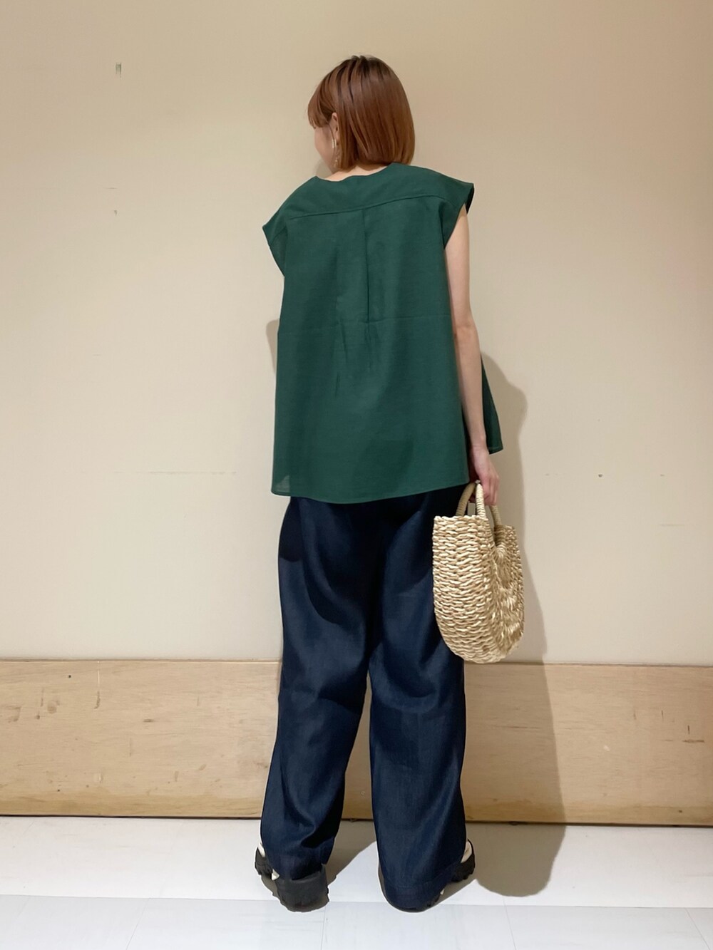 ブルー系のその他パンツ、ホワイト系のタンクトップ、グリーン系のシャツ/ブラウスを着用したレディースの夏コーディネートの7枚目の写真