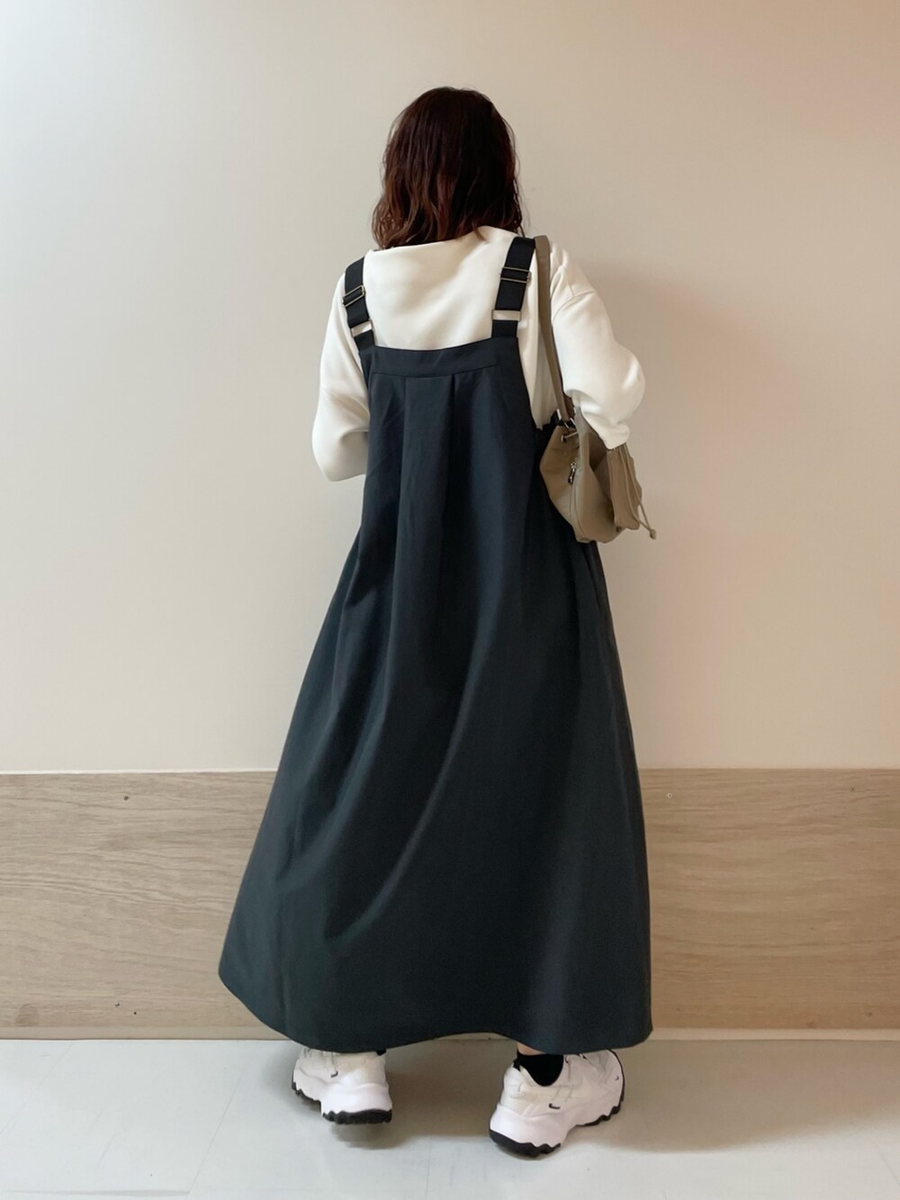 ホワイト系のTシャツ/カットソー、グレー系のワンピース、ベージュ系のショルダーバッグを着用したレディースの春コーディネートの5枚目の写真