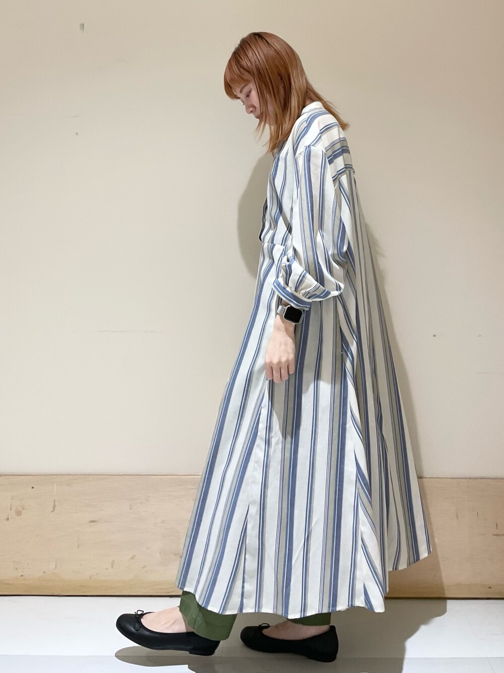 ブルー系のワンピース、ホワイト系のトートバッグ、グリーン系のその他パンツを着用したレディースの春コーディネートの5枚目の写真