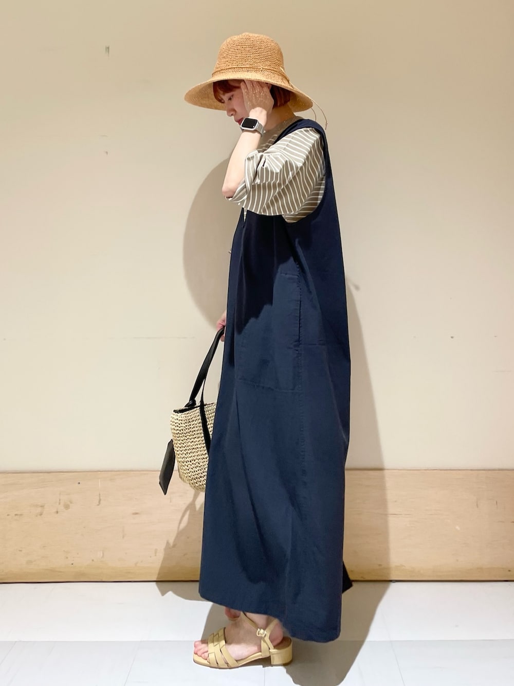 ベージュ系のサンダル、ブルー系のワンピース、ベージュ系のTシャツ/カットソーを着用したレディースの春コーディネートの4枚目の写真