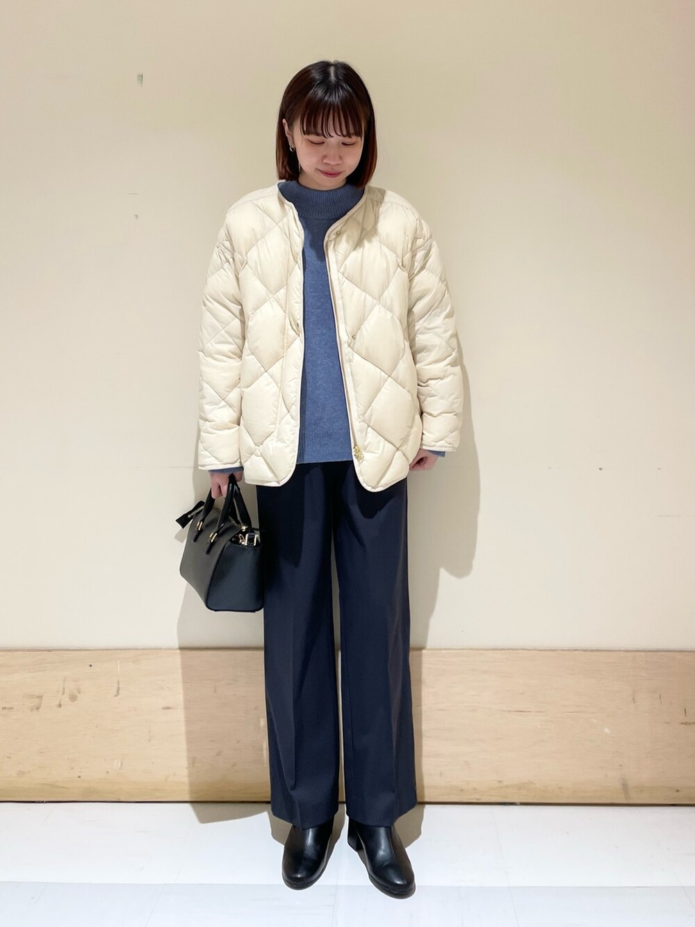 グレー系のその他パンツ、ホワイト系のダウンジャケット/コート、ホワイト系のシャツ/ブラウスを着用したレディースの冬コーディネートの2枚目の写真