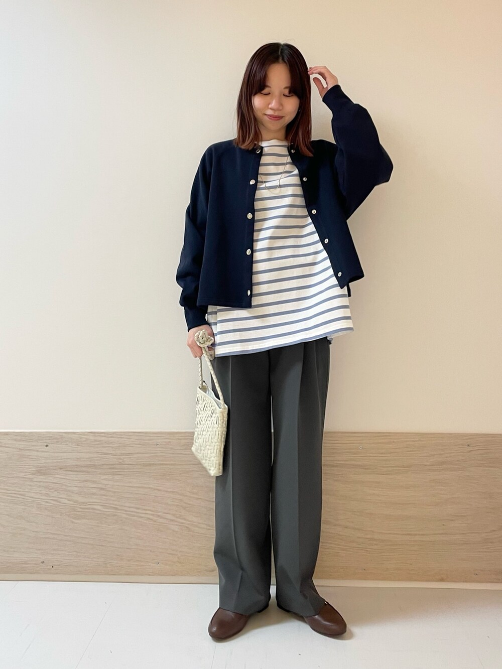 ブルー系のTシャツ/カットソー、ブルー系のカーディガン/ボレロ、ホワイト系のショルダーバッグを着用したレディースの春コーディネートの3枚目の写真