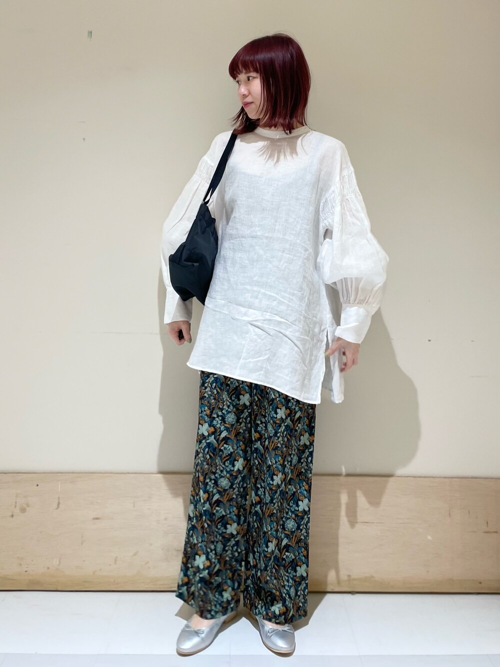 ブルー系のその他パンツ、ブラック系のショルダーバッグ、ホワイト系のシャツ/ブラウスを着用したレディースの春コーディネートの2枚目の写真