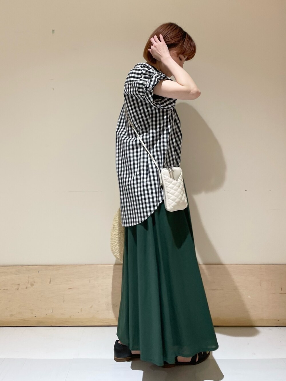 ブラック系のサンダル、その他のシャツ/ブラウス、グリーン系のスカートを着用したレディースの春コーディネートの5枚目の写真