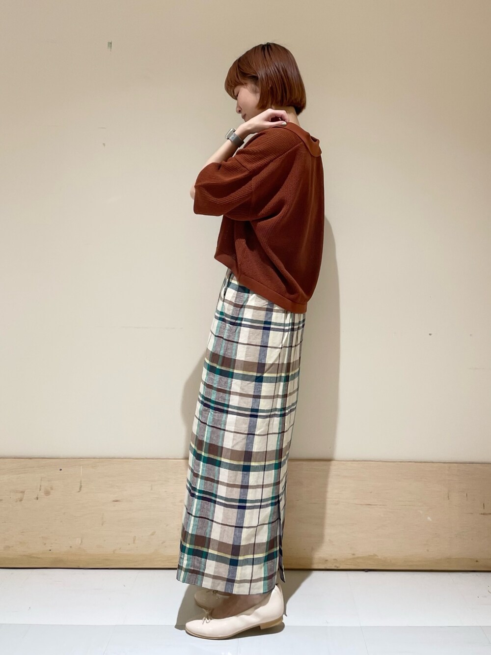 「URBAN RESEARCH DOORS、URBAN RESEARCH DOORS WOMENS、アーバンリサーチドアーズ、メッシュ、メッシュトップス、ショート丈トップス、チェック、チェックスカート、タイトスカート、お出かけコーデ日記、シンプルコーデ、春夏コーデ、初夏コーデ、休日スタイル、バレエシューズ」｜「FORK&SPOONのFORK&SPOON　クロップドメッシュトップス（ニット/セーター、オレンジ系）」を使った、ホンダ マユさん（レディース・152cm）の春コーディネートの3枚目の写真