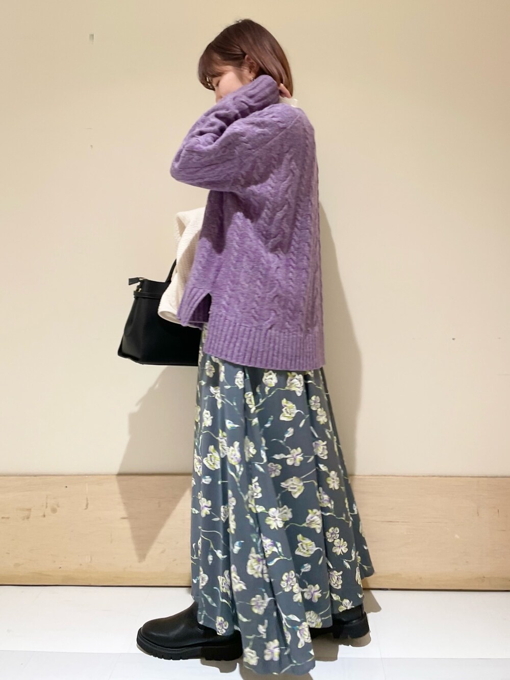 ホワイト系のTシャツ/カットソー、ホワイト系のノーカラージャケット、グレー系のスカートを着用したレディースの秋コーディネートの9枚目の写真