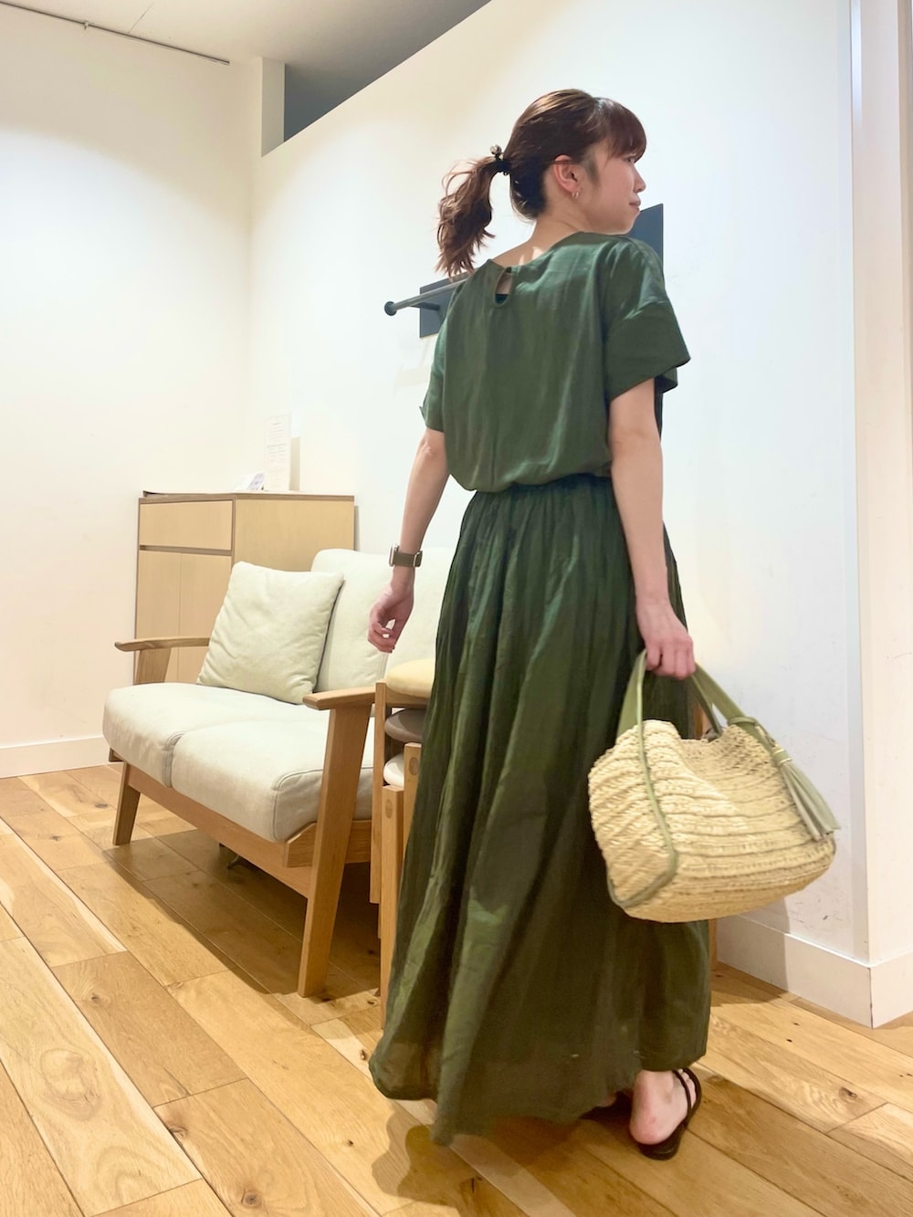 「URBAN RESEARCH DOORS、URBAN RESEARCH DOORS WOMENS、アーバンリサーチドアーズ、ワンピース、グリーン、緑、ギャザーワンピース、お出掛けコーデ、休日スタイル、春夏コーデ、シンプルコーデ、きれいめカジュアル、楽ちんコーデ、低身長コーデ、骨格ストレート」｜「URBAN RESEARCH DOORSのコットンボイルドッキングギャザーワンピース（ワンピース、グリーン系）」を使った、ホンダ マユさん（レディース・152cm）の夏コーディネートの5枚目の写真