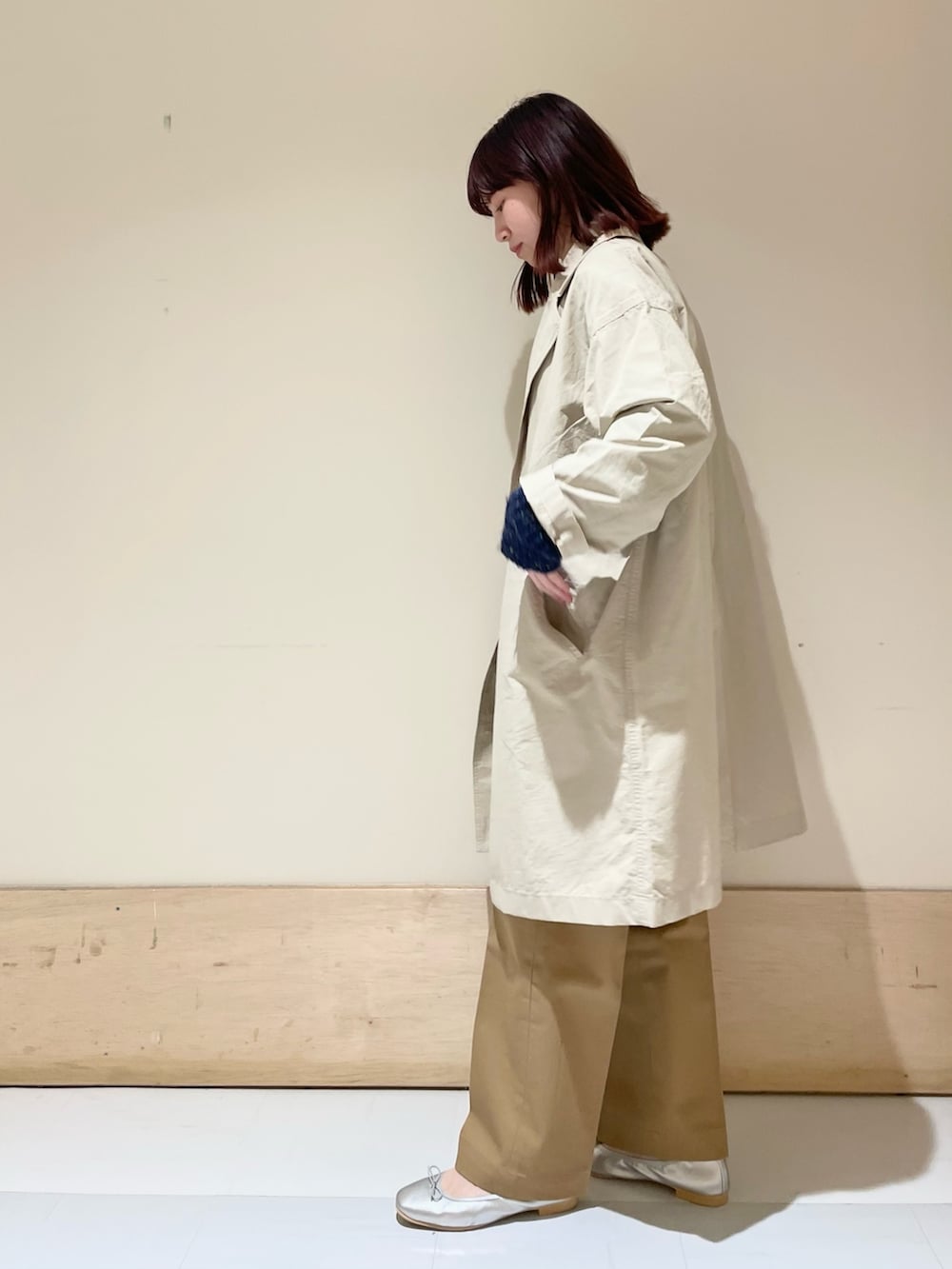 ブルー系のニット/セーター、ホワイト系のショルダーバッグ、ベージュ系のその他パンツを着用したレディースの冬コーディネートの4枚目の写真