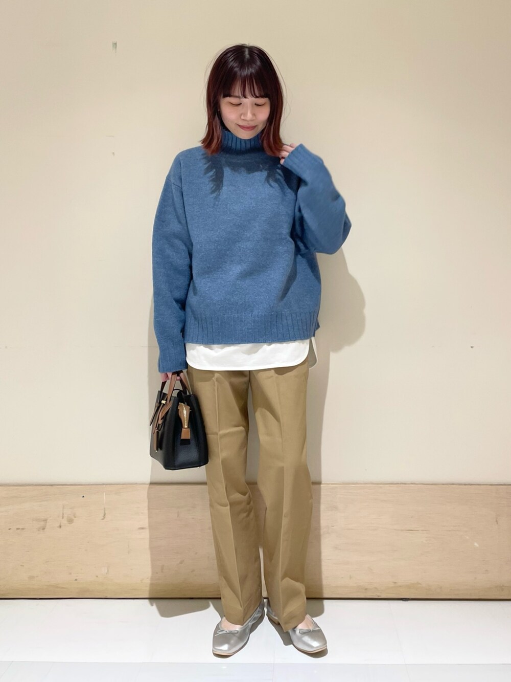 ホワイト系のTシャツ/カットソー、ブルー系のニット/セーター、シルバー系のバレエシューズを着用したレディースの冬コーディネートの2枚目の写真