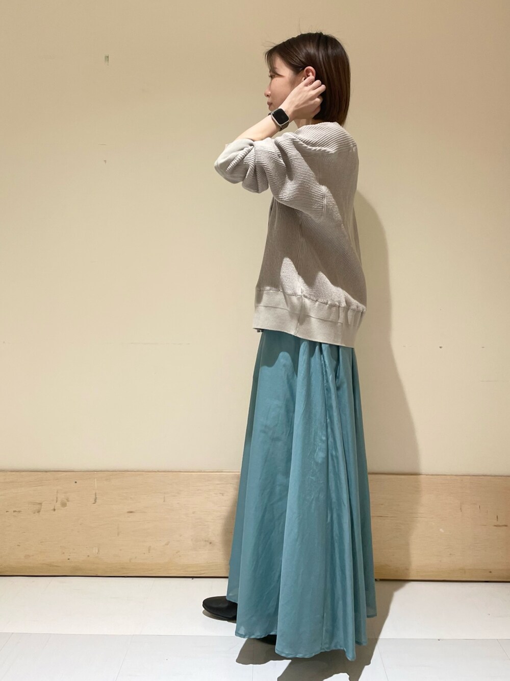 ブラック系のパンプス、シルバー系のショルダーバッグ、グレー系のカーディガン/ボレロを着用したレディースの夏コーディネートの4枚目の写真