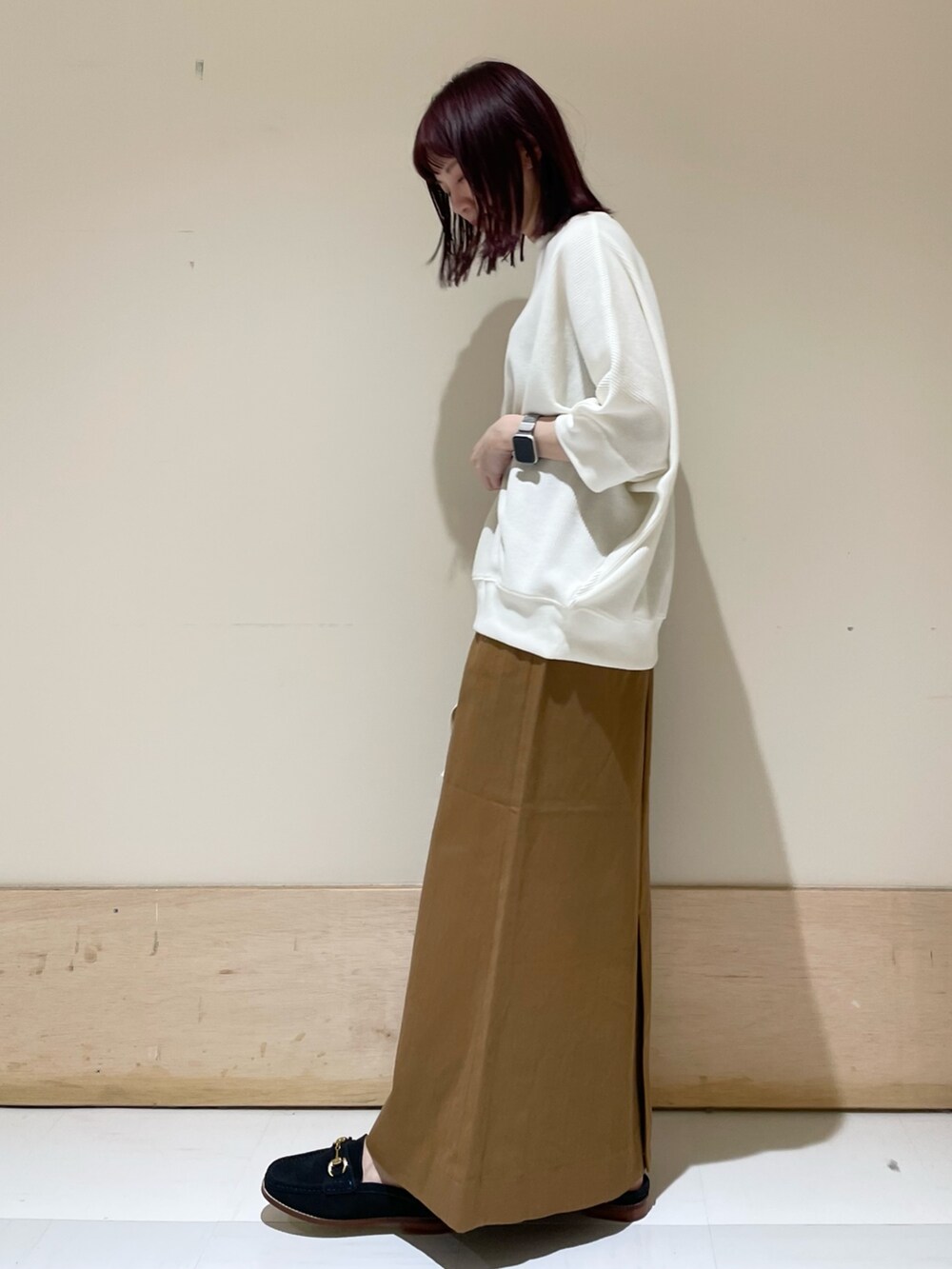 「URBAN RESEARCH DOORS、URBAN RESEARCH DOORS WOMENS、アーバンリサーチドアーズ、グルカスカート、タイトスカート、へリンボーン、ベージュ、ベージュコーデ、モカシン、休日スタイル、春コーデ、大人カジュアル、お出かけコーデ、低身長、低身長コーデ」｜「beejの『別注』beej×DOORS　チューブショルダーバッグ（ショルダーバッグ、ブラック系）」を使った、ホンダ マユさん（レディース・152cm）の春コーディネートの3枚目の写真
