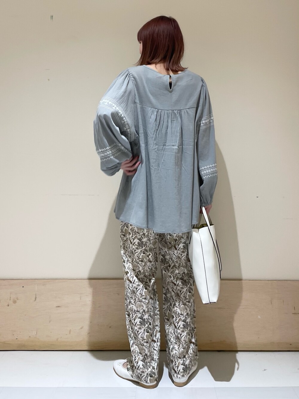 ホワイト系のショルダーバッグ、ホワイト系のその他パンツ、グレー系のシャツ/ブラウスを着用したレディースの春コーディネートの7枚目の写真