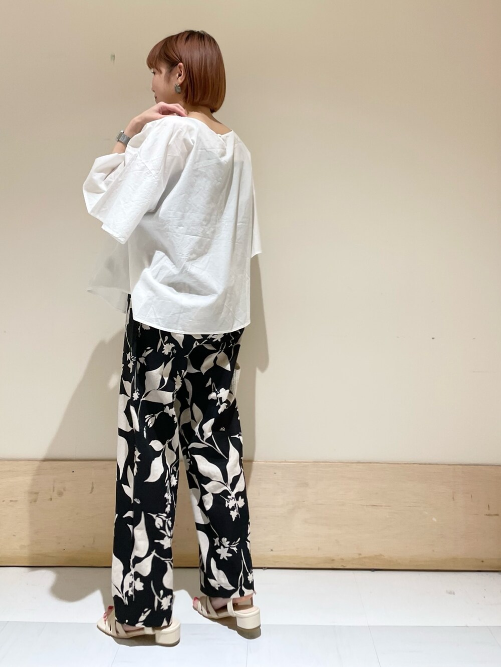 ブラック系のその他パンツ、ホワイト系のハンドバッグ、ホワイト系のサンダルを着用したレディースの夏コーディネートの6枚目の写真