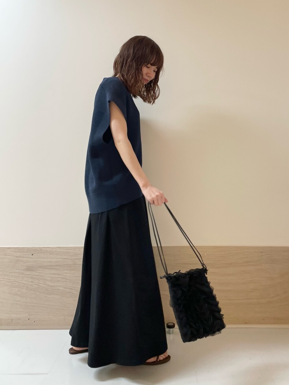 ブルー系のベスト、ブラック系のワンピース、ブラウン系のサンダルを着用したレディースの夏コーディネートの4枚目の写真