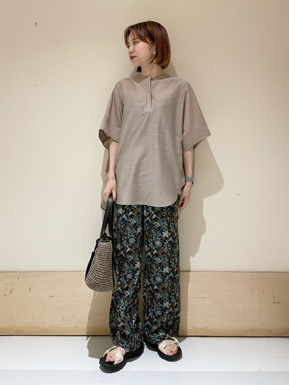 グレー系のシャツ/ブラウス、ブルー系のその他パンツ、グレー系のトートバッグを着用したレディースの夏コーディネートの3枚目の写真