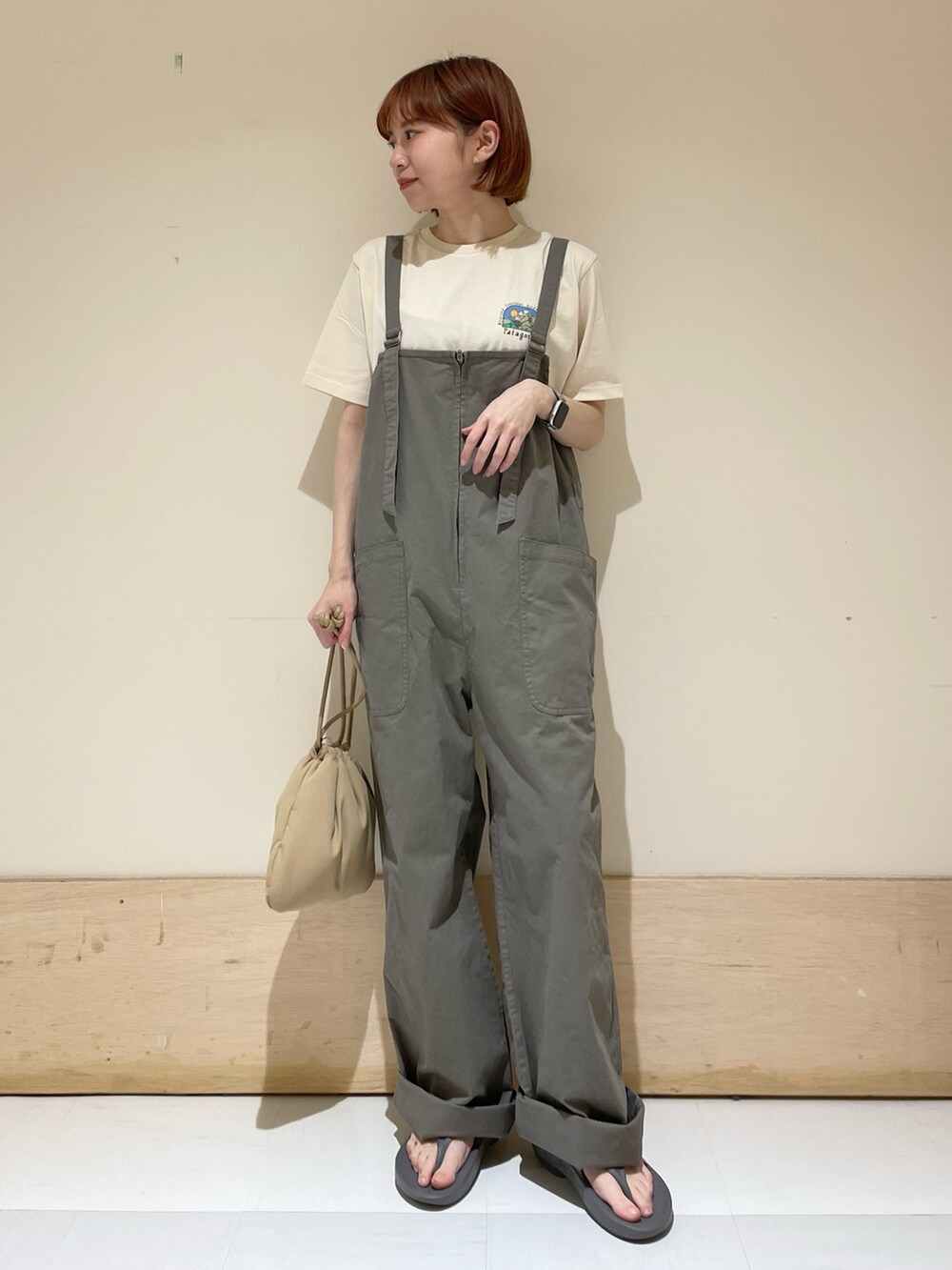 「URBAN RESEARCH DOORS、URBAN RESEARCH DOORS WOMENS、アーバンリサーチドアーズ、EKAL、patagonia、パタゴニア、oofos、リカバリーサンダル、ロゴT、サロペット、カジュアルコーデ、休日スタイル、初夏コーデ、お出かけコーデ、低身長」｜「EKALのエンジョイポケットサロペット（サロペット/オーバーオール、グレー系）」を使った、ホンダ マユさん（レディース・152cm）の春コーディネートの4枚目の写真