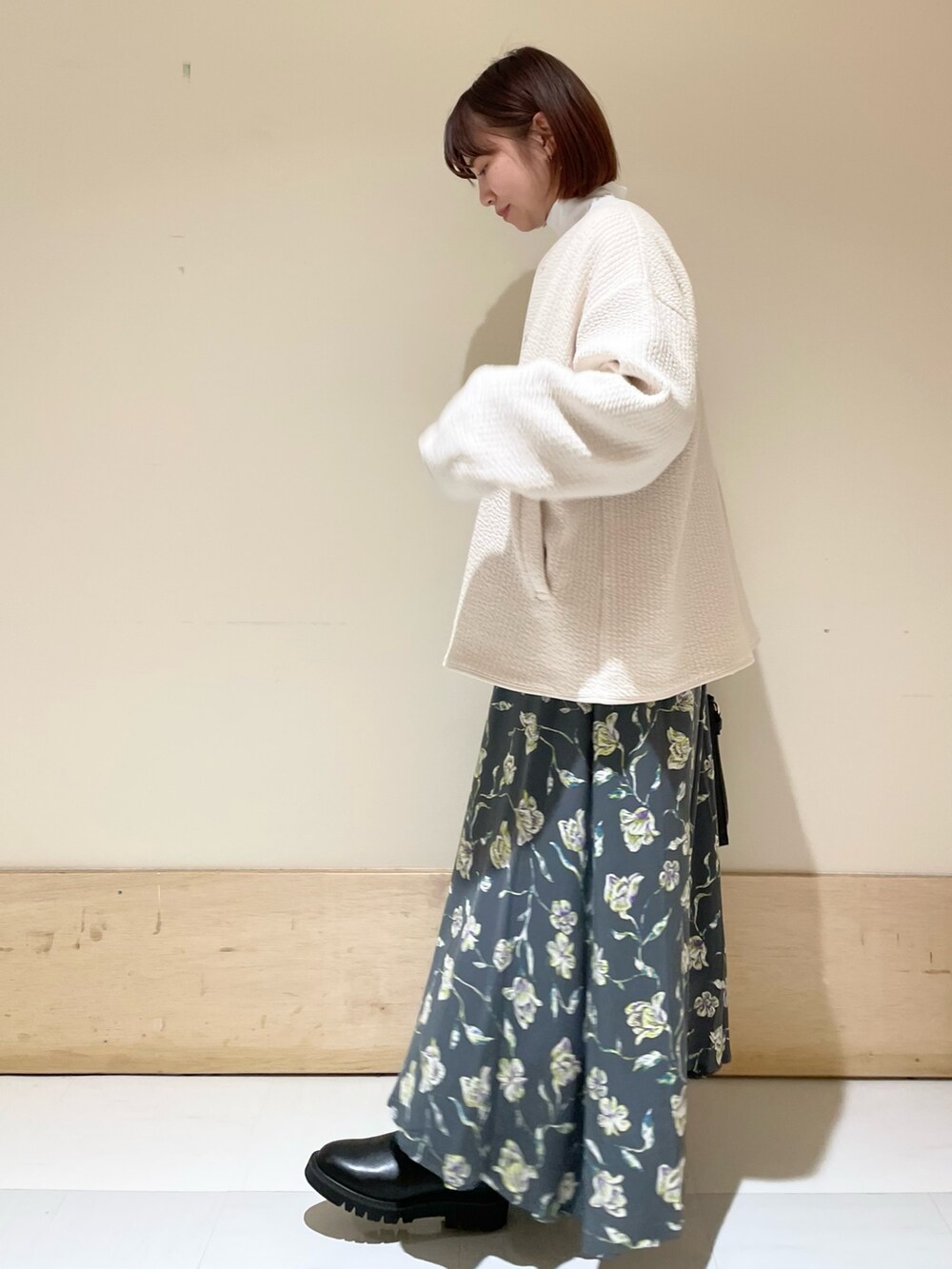 ホワイト系のTシャツ/カットソー、ホワイト系のノーカラージャケット、グレー系のスカートを着用したレディースの秋コーディネートの4枚目の写真