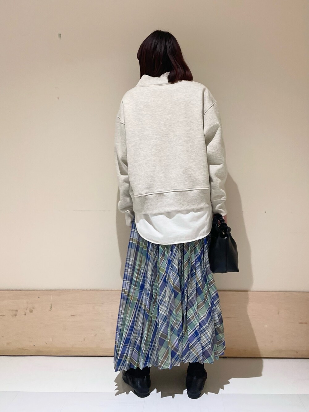 グリーン系のスカート、グレー系のTシャツ/カットソー、ホワイト系のTシャツ/カットソーを着用したレディースの冬コーディネートの7枚目の写真