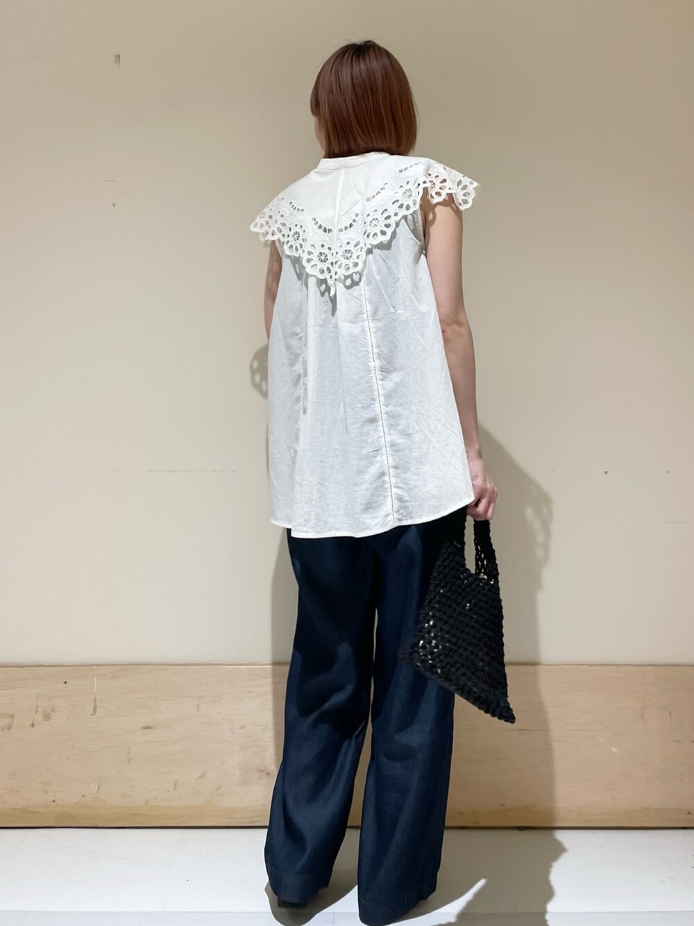 ホワイト系のシャツ/ブラウス、ブルー系のその他パンツ、ブラック系のハンドバッグを着用したレディースの春コーディネートの7枚目の写真