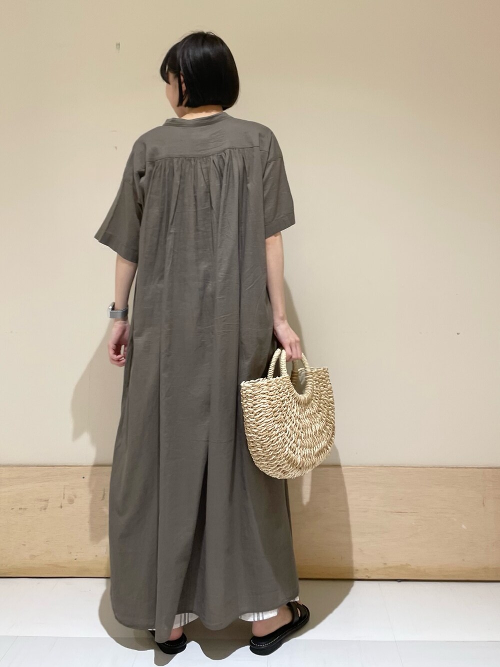 グリーン系のワンピース、ホワイト系のその他パンツ、ブラック系のサンダルを着用したレディースの夏コーディネートの6枚目の写真