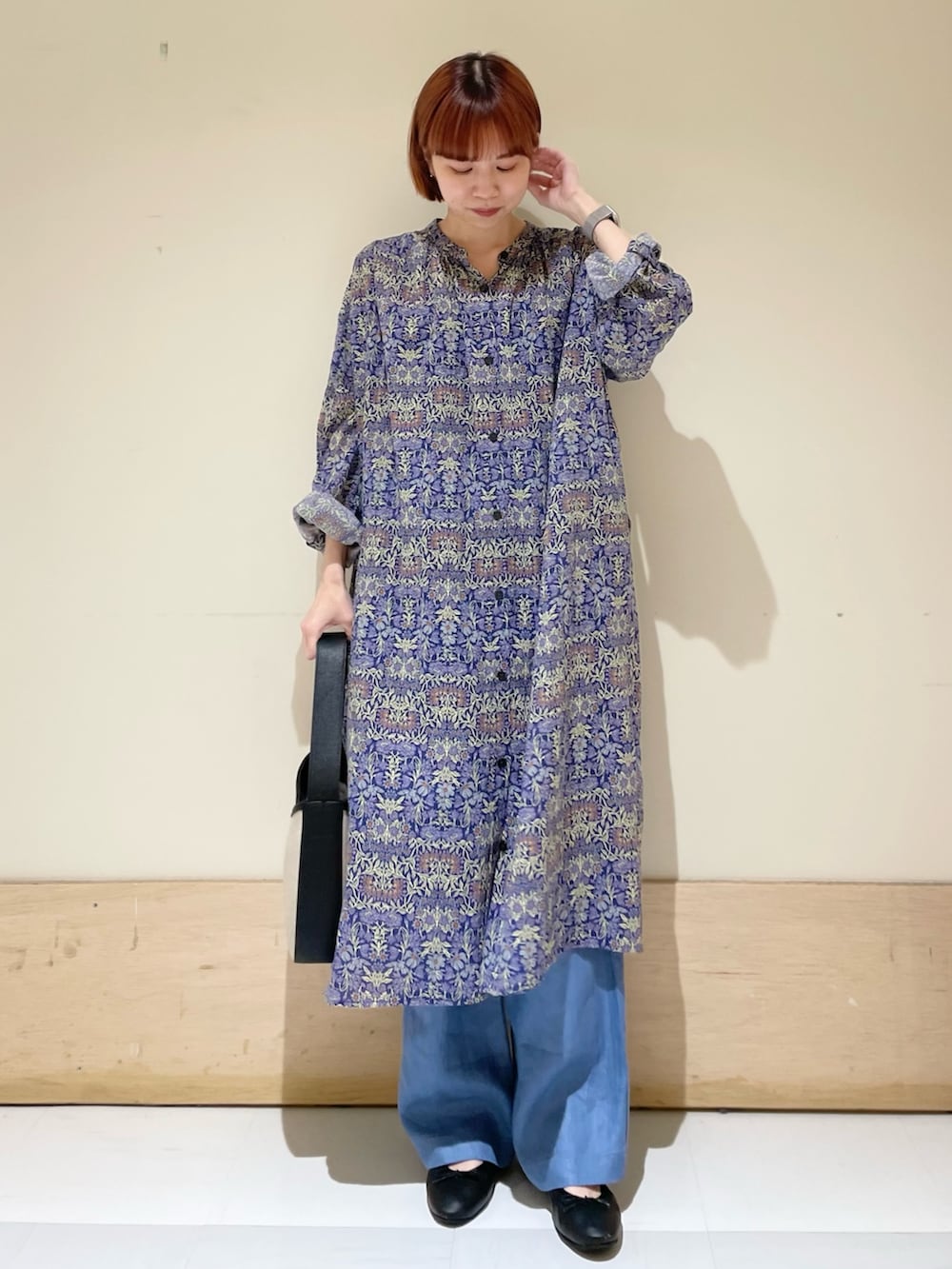 ブルー系のその他パンツ、ブルー系のワンピース、ブラック系のハンドバッグを着用したレディースの春コーディネートの3枚目の写真