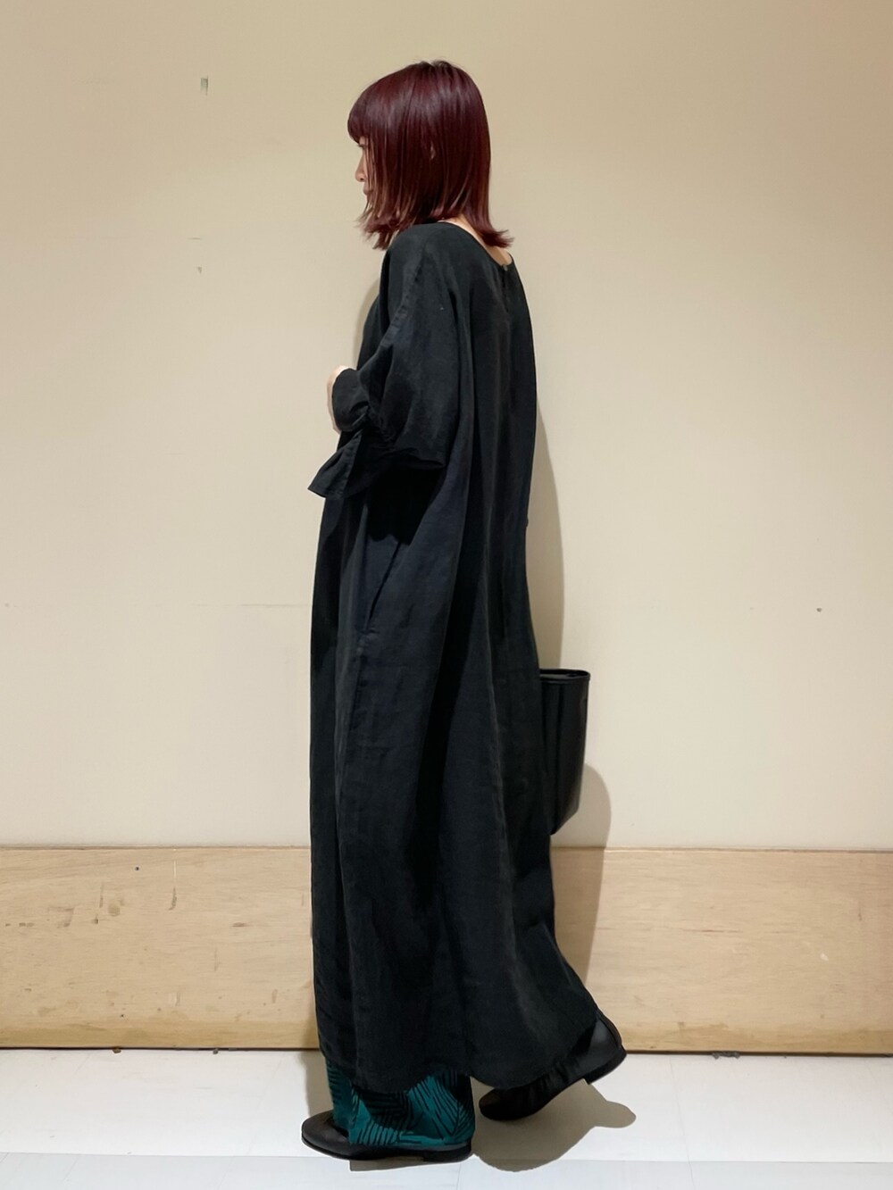 ブラック系のワンピース、ブラック系のトートバッグ、グリーン系のその他パンツを着用したレディースの春コーディネートの5枚目の写真