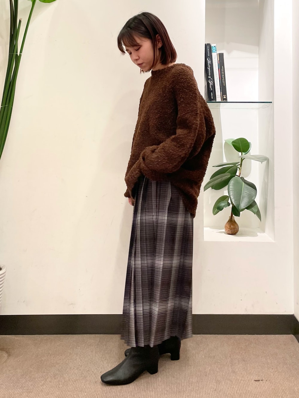 「URBAN RESEARCH DOORS、URBAN RESEARCH DOORS WOMENS、アーバンリサーチドアーズ、かぐれ、ブークレニット、チェック、チェックスカート、プリーツスカート、カジュアルコーデ、秋のコーデ」｜「かぐれのブークレーアルパカプルオーバー（ニット/セーター、ブラック系）」を使った、ホンダ マユさん（レディース・152cm）の秋コーディネートの2枚目の写真
