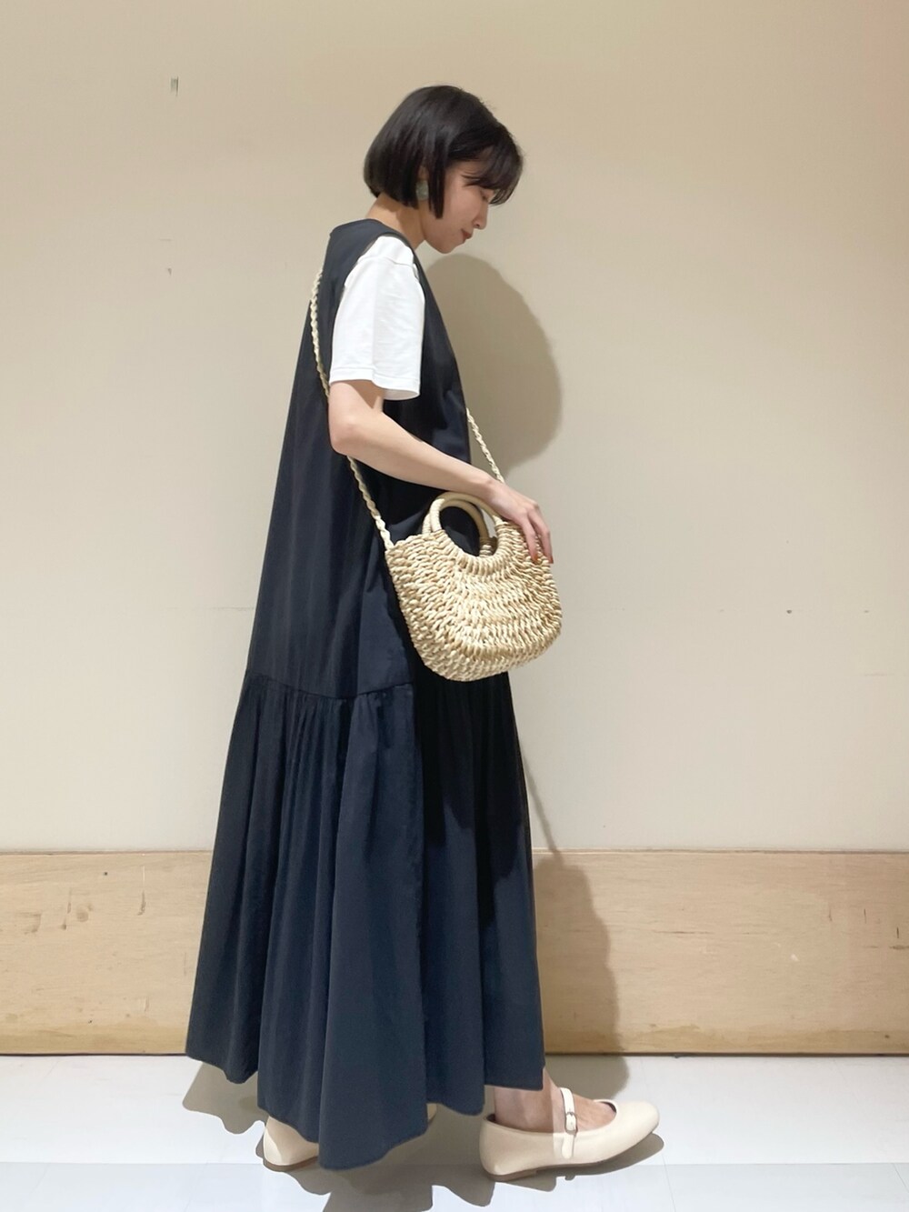 ホワイト系のTシャツ/カットソー、ホワイト系のその他シューズ、ブラック系のワンピースを着用したレディースの夏コーディネートの6枚目の写真