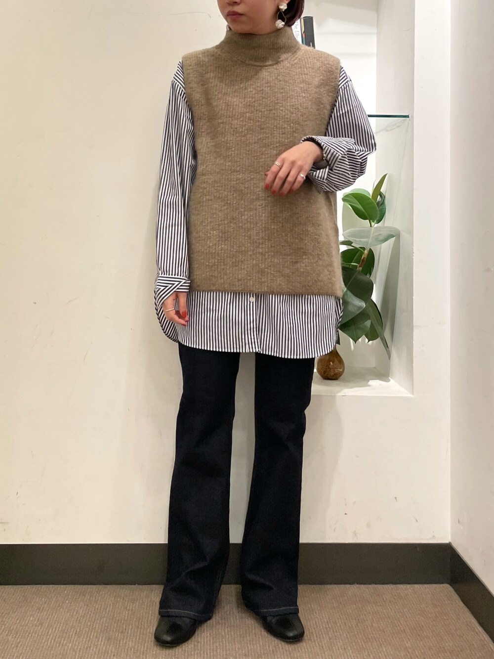 「カジュアル、ニットベスト、お出かけコーデ、ストライプシャツ、フレアパンツ、URBAN RESEARCH DOORS、アーバンリサーチドアーズ、オトナカジュアル、ベスト×シャツ、フレアデニム、URBAN RESEARCH DOORS WOMENS」｜「URBAN RESEARCH DOORSのフレアデニムパンツ（デニムパンツ、ブルー系）」を使った、ホンダ マユさん（レディース・152cm）の秋コーディネートの2枚目の写真