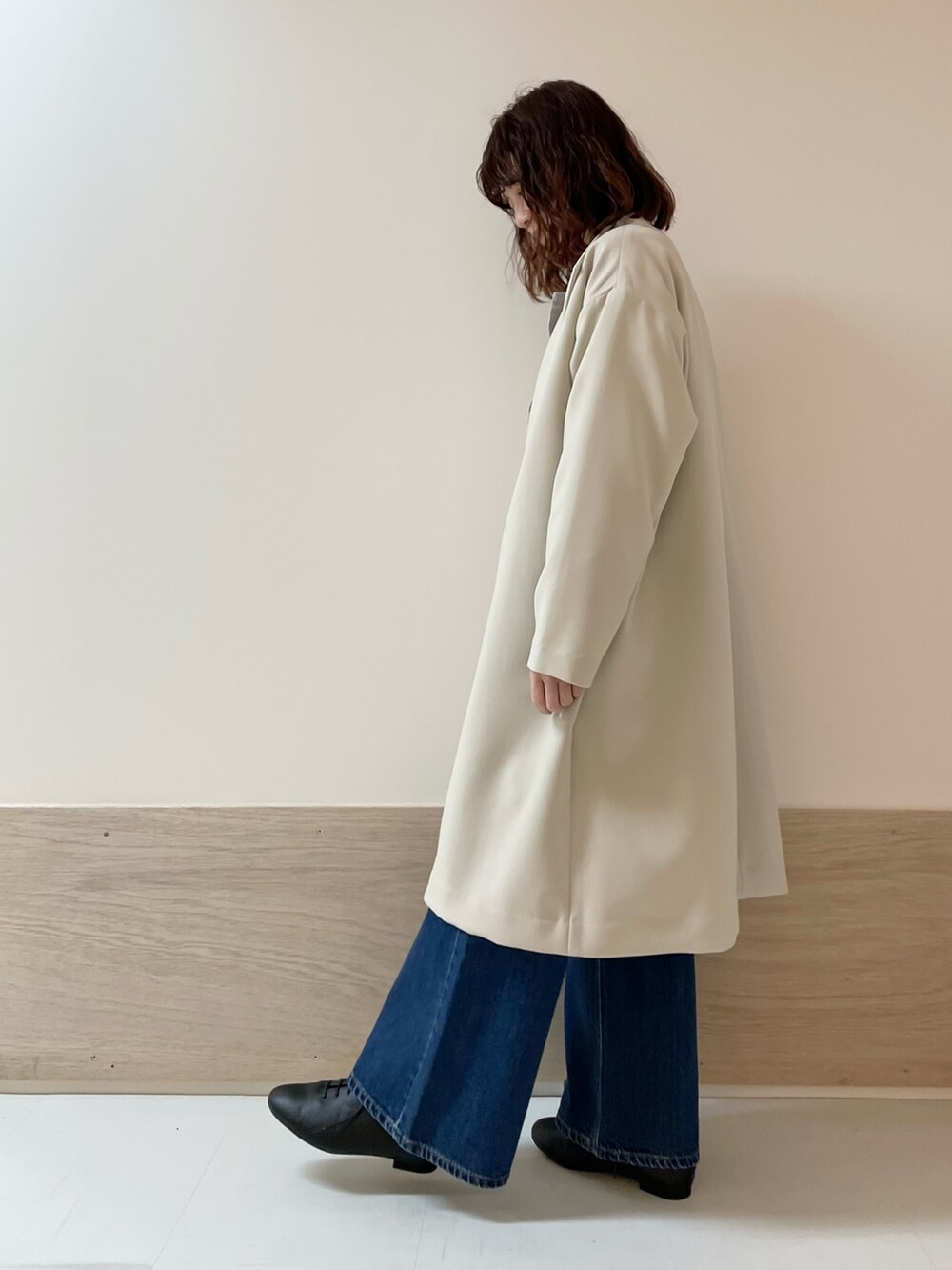 ブルー系のその他パンツ、ピンク系のトートバッグ、グレー系のシャツ/ブラウスを着用したレディースの春コーディネートの5枚目の写真