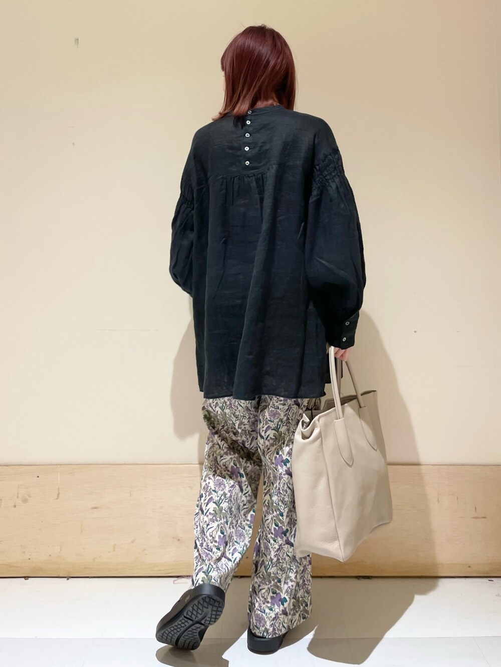 ブラック系のシャツ/ブラウス、パープル系のその他パンツ、ブラック系のサンダルを着用したレディースの春コーディネートの4枚目の写真