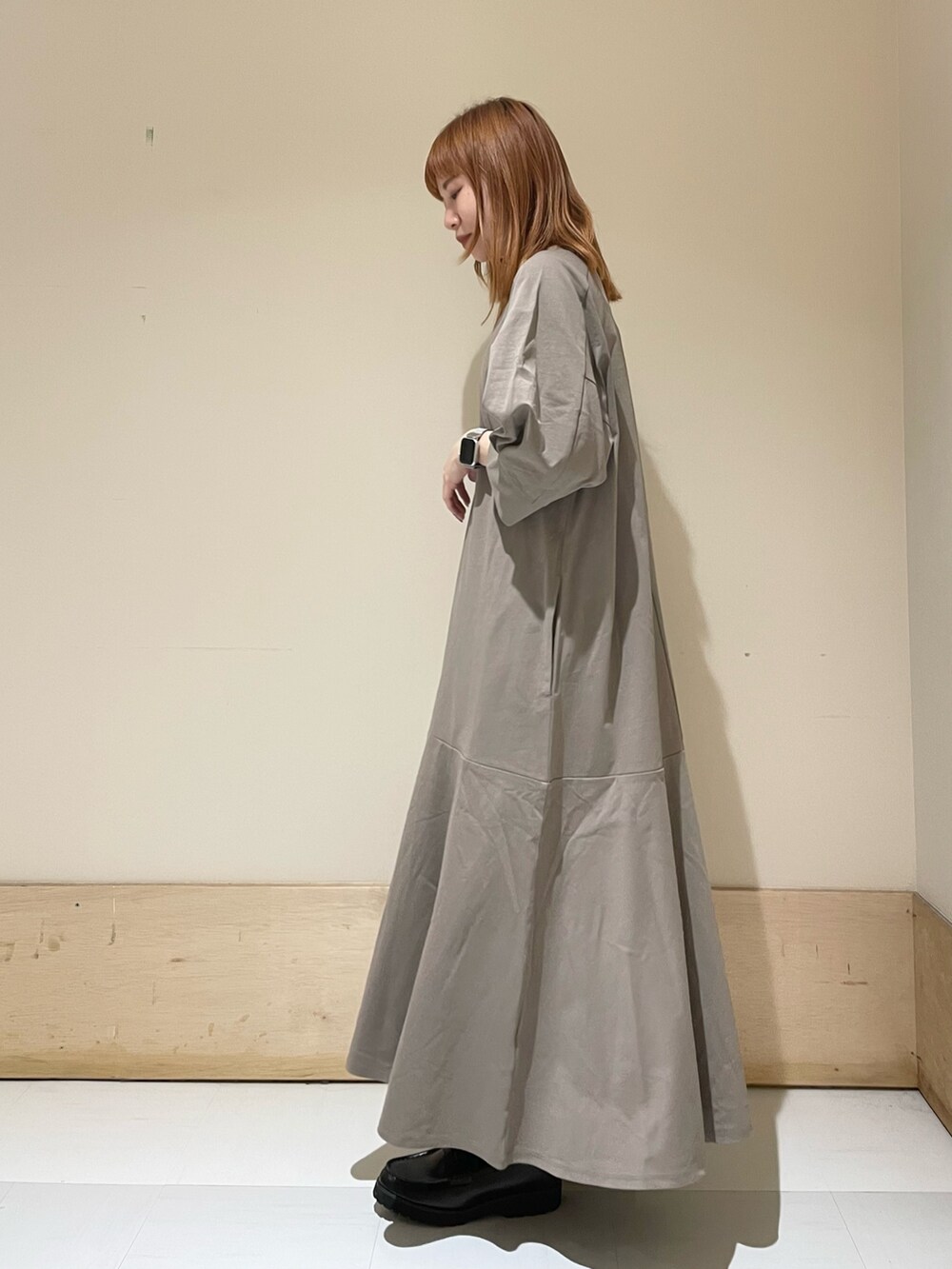 ブラウン系のワンピース、ホワイト系のトートバッグ、ブラック系のローファーを着用したレディースの春コーディネートの4枚目の写真