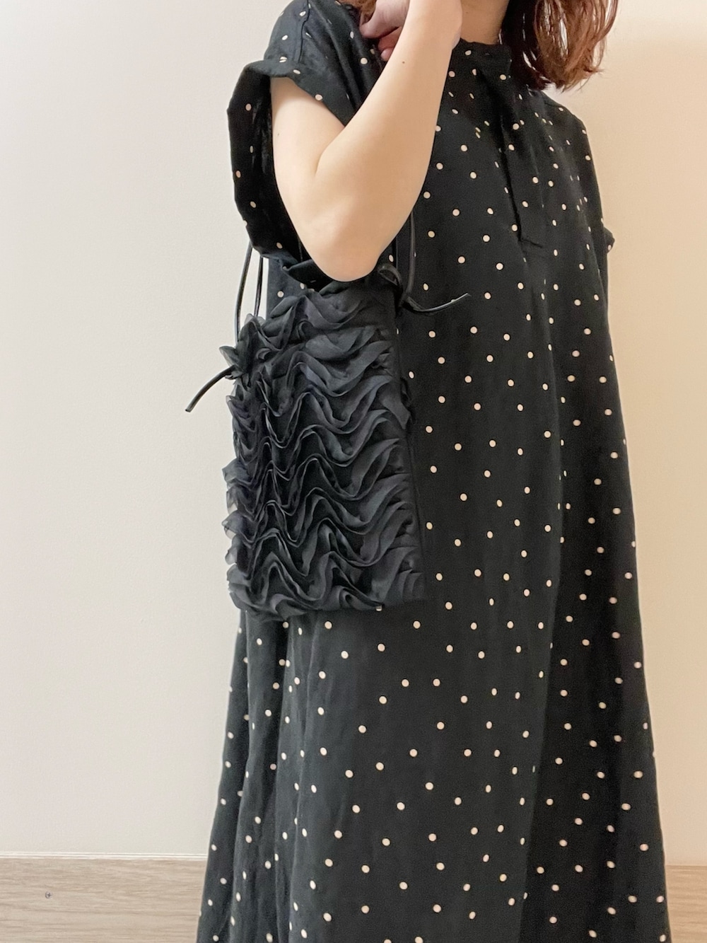 「URBAN RESEARCH DOORS、URBAN RESEARCH DOORS WOMENS、アーバンリサーチドアーズ、リネン、リネンワンピ、ドット柄、ドットワンピ、ワンピース、お出かけコーデ、休日スタイル、春夏コーデ、きれいめカジュアル、大人カジュアル、低身長コーデ、骨格ストレート」｜「URBAN RESEARCH DOORSのリネンドットフレアワンピース（ワンピース、ブラック系）」を使った、ホンダ マユさん（レディース・152cm）の春コーディネートの9枚目の写真