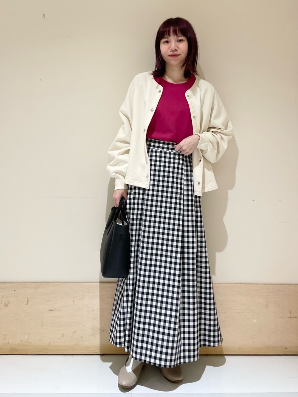 ホワイト系のニット/セーター、その他のスカート、ベージュ系のパンプスを着用したレディースの春コーディネートの3枚目の写真