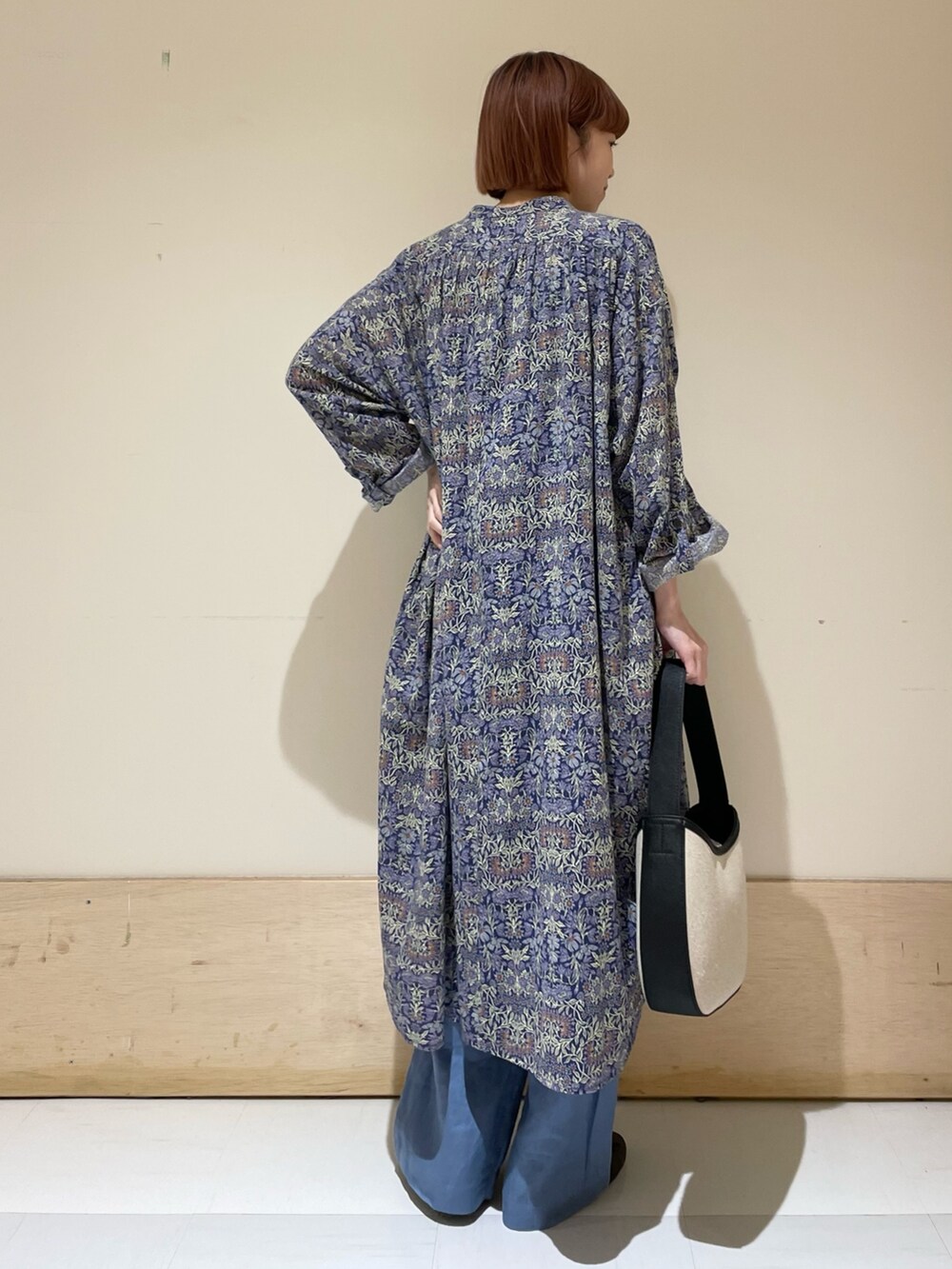 ブルー系のその他パンツ、ブルー系のワンピース、ブラック系のハンドバッグを着用したレディースの春コーディネートの9枚目の写真