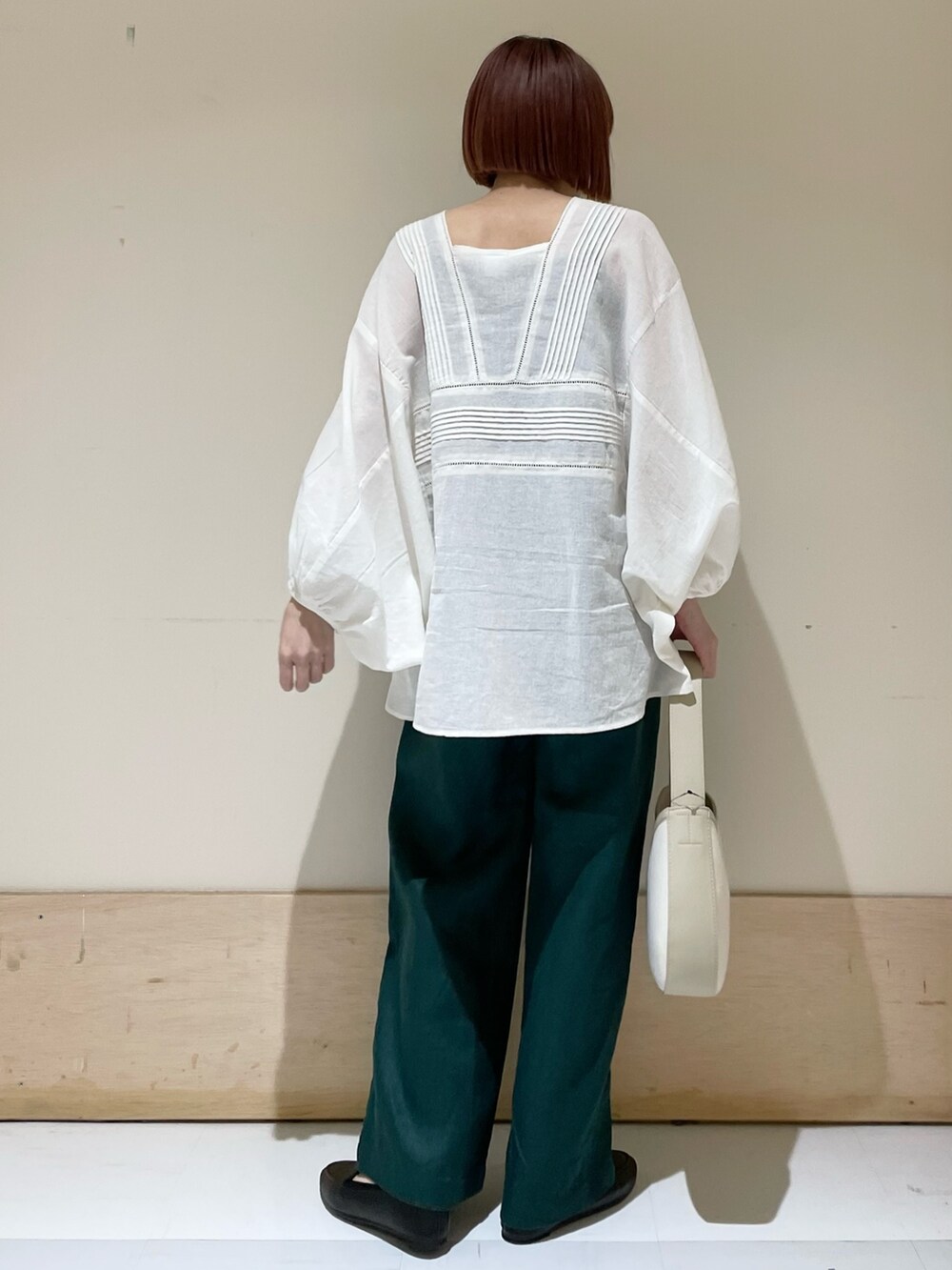 「URBAN RESEARCH DOORS、URBAN RESEARCH DOORS WOMENS、アーバンリサーチドアーズ、レース、レースブラウス、リネンパンツ、イージーパンツ、休日スタイル、リラックススタイル、シンプルコーデ、ビッグシルエット、低身長、低身長コーデ、カジュアルコーデ、お出かけコーデ」｜「URBAN RESEARCH DOORSのリネンツイルイージーパンツ（その他パンツ、グリーン系）」を使った、ホンダ マユさん（レディース・152cm）の春コーディネートの7枚目の写真