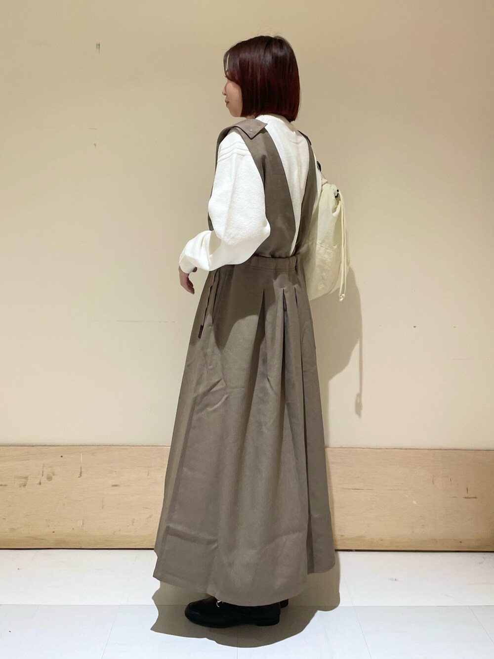 ベージュ系のニット/セーター、ブラック系のローファー、ブラウン系のサロペット/オーバーオールを着用したレディースの秋コーディネートの5枚目の写真