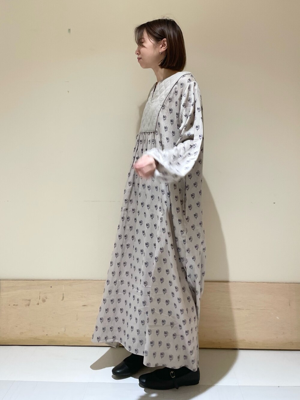 ブラック系のその他シューズ、ベージュ系のワンピース、グレー系のショルダーバッグを着用したレディースの秋コーディネートの5枚目の写真