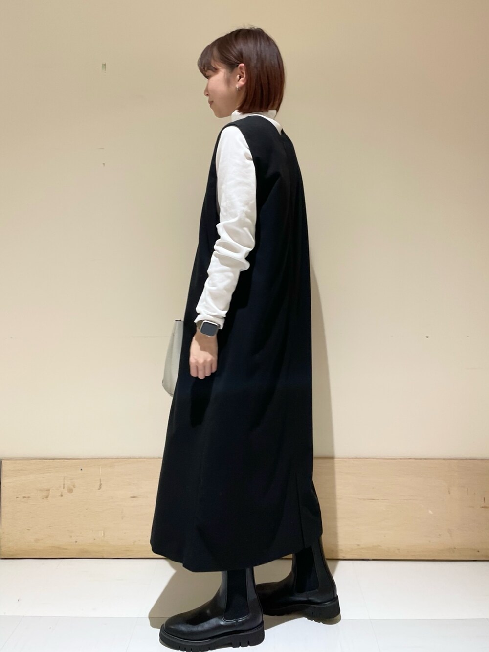 ブラック系のワンピース、ホワイト系のTシャツ/カットソー、ホワイト系のトートバッグを着用したレディースの秋コーディネートの4枚目の写真