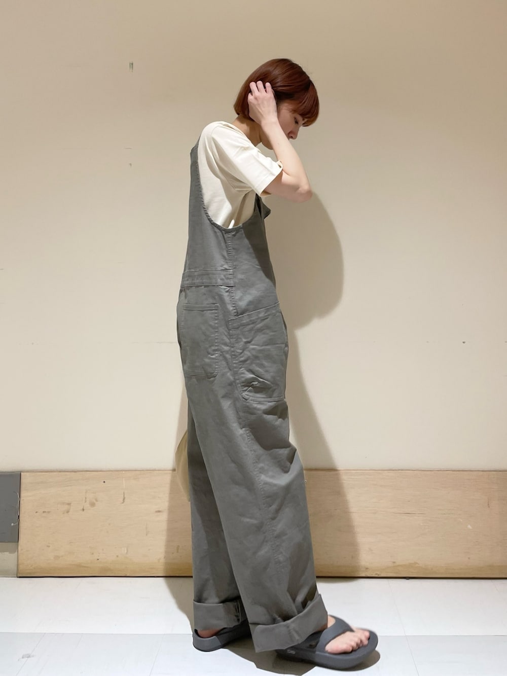「URBAN RESEARCH DOORS、URBAN RESEARCH DOORS WOMENS、アーバンリサーチドアーズ、EKAL、patagonia、パタゴニア、oofos、リカバリーサンダル、ロゴT、サロペット、カジュアルコーデ、休日スタイル、初夏コーデ、お出かけコーデ、低身長」｜「EKALのエンジョイポケットサロペット（サロペット/オーバーオール、グレー系）」を使った、ホンダ マユさん（レディース・152cm）の春コーディネートの5枚目の写真
