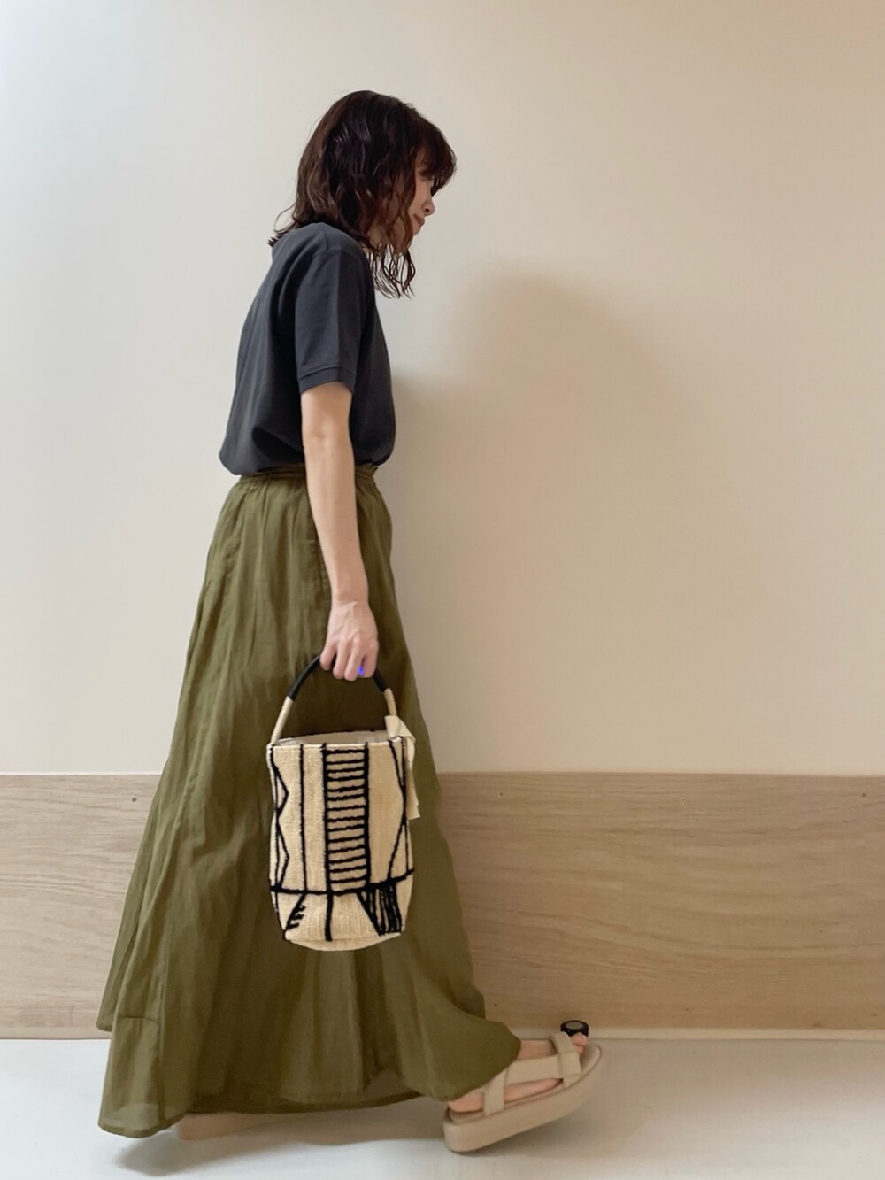 グレー系のTシャツ/カットソー、グリーン系のその他パンツを着用したレディースの春コーディネートの6枚目の写真