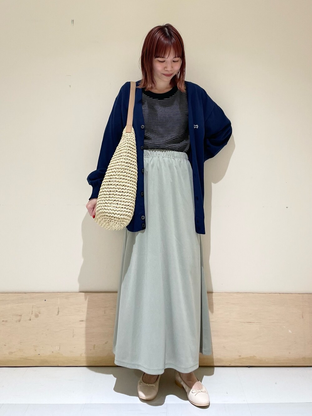 ピンク系のバレエシューズ、ホワイト系のTシャツ/カットソー、グリーン系のスカートを着用したレディースの春コーディネートの3枚目の写真