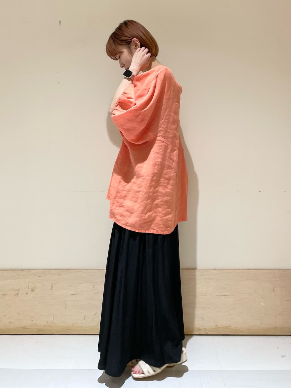 「URBAN RESEARCH DOORS、URBAN RESEARCH DOORS WOMENS、アーバンリサーチドアーズ、リネンブラウス、コーラルピンク、オレンジ、ロングスカート、ギャザースカート、初夏コーデ、春夏コーデ、シンプルコーデ、休日スタイル、ラクチンコーデ、カジュアルコーデ、低身長コーデ」|「URBAN RESEARCH DOORSのカッセンギャザーロングスカート(スカート、ブラック系)」を使った、ホンダ マユさん(レディース・152cm)の春コーディネートの4枚目の写真